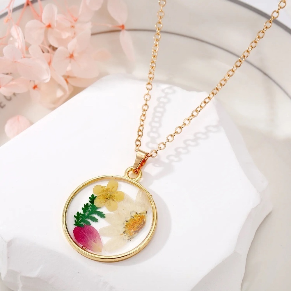 *THOMASINA* Gold x Dried Flower Resin Art Fashion Necklace